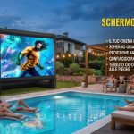 Schermo cinematografico gonfiabile gigante VEVOR – 4,2 metri (14 piedi) Trasforma il tuo giardino o la tua piscina in un cinema all’aperto perfetto per guardare film, partite di calcio e vivere serate indimenticabili in famiglia. Installazione rapida, compatibile con proiezione frontale e posteriore.